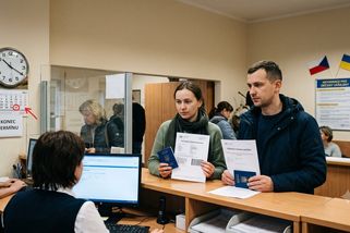 Ukrajincům zbývají necelé dva měsíce. Bez návštěvy úřadu jim ochrana skončí a nebudou smět pracovat - Médium.cz